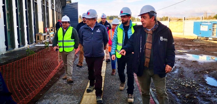 Autoridades lideradas por el seremi Carlos Rolack y el alcalde Rolando Mitre junto a padres y apoderados recorrieron las obras, las cuales presentan un 90 por ciento de avance físico.