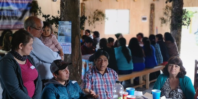 En la ruka de la comunidad Newenche analizaron sus demandas y soluciones, acompañados por el seremi de Desarrollo Social y Familia, Carlos Rolack, y el director regional de la Conadi, Sergio Bórquez.