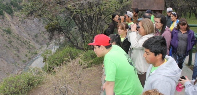 Dentro de las actividades realizaron un recorrido por el Sendero Tricahue Inclusivo, donde los presentes se deleitaron mirando las cuevas de los loros tricahue.