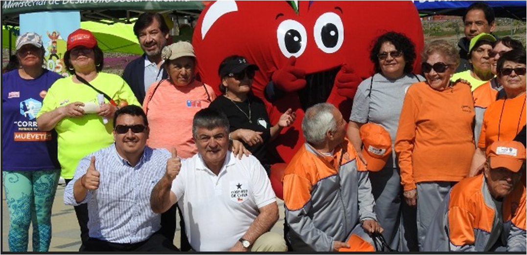 Se trató de una actividad saludable que congregó a niños y niñas junto a sus familias, quienes disfrutaron de frutas, bebidas hidratantes y de la compañía del corpóreo “Vitalito”.