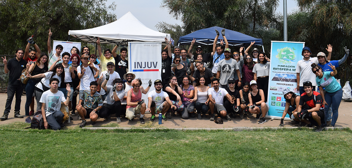 Los participantes de la Jornada de Acción Socioambiental, instancia piloto surgida desde un acuerdo entre los propios jóvenes y trabajada en conjunto a la Fundación Biósfera Mía, llegaron hasta el sector del parque El Fin a limpiar el entorno y librarlo de contaminación.