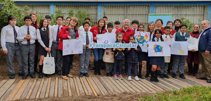 Las autoridades compartieron con la Patrulla Ecológica de la Escuela Gabriela Mistral, donde los niños ya han comenzado a elaborar piezas de dibujo y pintura para el concurso. Los ganadores expondrán sus obras en la Zona Verde de la COP 25, que se realizará en diciembre en Santiago.  