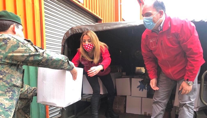 El intendente César Asenjo y la seremi Ann Hunter lideraron el proceso de entrega de víveres para residentes de viviendas tuteladas del Senama. 