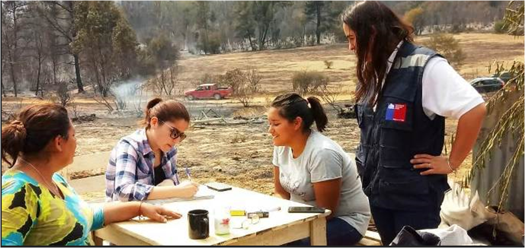 Seremi (s) de Desarrollo Social, Claudia Ebner, monitoreó en terreno la correcta aplicación de la FIBE. Además, hizo entrega del kit lúdico de apoyo del Chile Crece Contigo a los niños afectados.