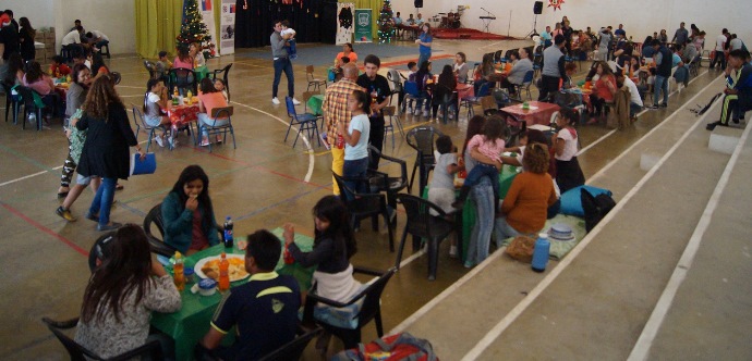 La actividad terminó con la entrega de regalos por parte del Viejito Pascuero a los niños, acompañado de un grupo de los superhéroes Vengadores.