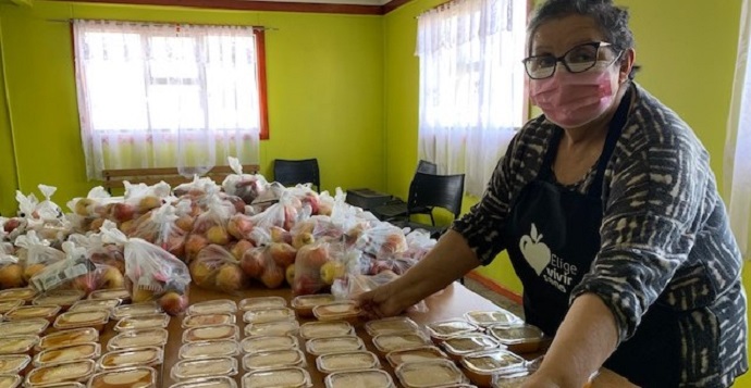 A través del Elige Vivir Sano, dependiente del Ministerio de Desarrollo Social y Familia, se realizó una entrega de alimentos saludables a la Junta de Vecinos de la población Cardenal Raúl Silva Henríquez para organizar una olla comunitaria. 