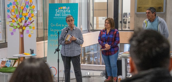 Durante una actividad de lectura e intercambio de libros en el Ministerio del desarrollo Social, la autoridad sostuvo que leer con los niños y niñas, así como contarles historias, permite acercarlos al mundo del conocimiento de una manera amigable.