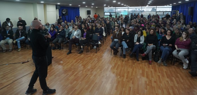 El documento fue firmado por el Ministro Giorgio Jackson y el Gobernador Regional de Los Ríos Luis Cuvertino durante un encuentro comunitario sobre el Sistema Nacional de Cuidados, realizado en la capital regional.