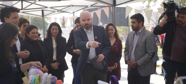 Con una muestra textil, en el Parque El Llano, donde emprendedoras y emprendedores que elaboran ropa de diseño, estampados ecoprint, chaquetas de jeans intervenidas, mochilas y zapatos, entre otros productos, el FOSIS dio a conocer la apertura de las postulaciones a sus programas de emprendimiento 2023.