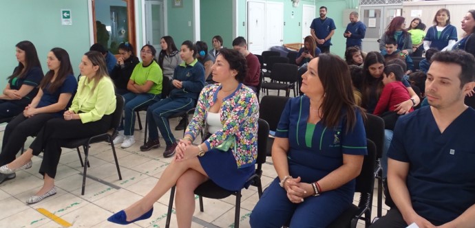 • Pueden postular liceos, colegios, escuelas básicas y escuelas especiales al financiamiento de proyectos para adquirir apoyos tecnológicos, capacitaciones, profesionales de apoyo, entre otros. Las postulaciones se realizan en www.senadis.gob.cl