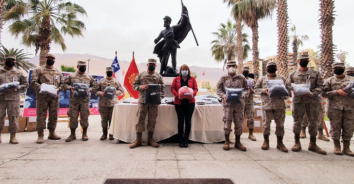 La seremi de Desarrollo Social y Familia recibió el aporte reunido por el personal militar y civil de la institución, junto a sus familias. “Estamos muy agradecidos y contentos por esta importante donación, que nos permitirá continuar ayudando a las personas más vulnerables de Tarapacá”, dijo la autoridad.