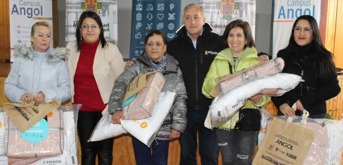 Mediante el programa Red Local de Apoyos y Cuidados (RLAC), 25 usuarios y usuarias recibieron sábanas, almohadas y frazadas.