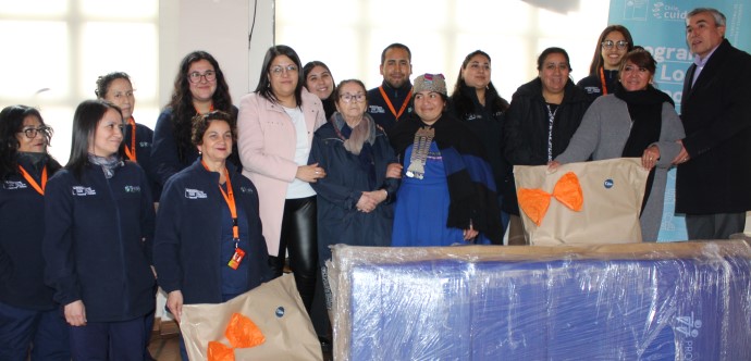 Frazadas, sábanas y almohadas recibieron los usuarios y usuarias del programa Red Local de Apoyos y Cuidados. Los casos más severos, fueron beneficiados con catres clínicos y sillas neurológicas.