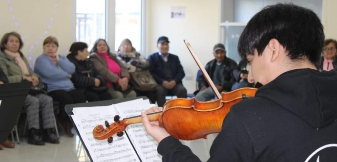 Establecimientos de Larga Estadía para Adultos Mayores, Condominios de Viviendas Tuteladas y albergues para personas en situación de calle son parte de los centros de atención donde se ha presentado la Orquesta Sinfónica de Ñuble.