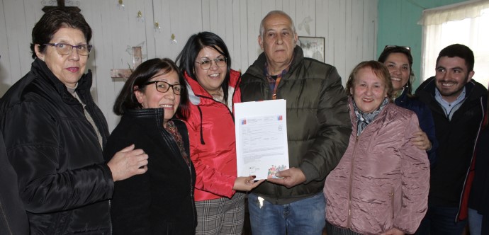 La seremi de Desarrollo Social y Familia, Mariela Huillipan, junto al seremi de Obras Públicas, Patricio Poza, entregaron la RS a la comunidad. Ahora, el proyecto que beneficiará a más de mil personas, avanza a fase de financiamiento y posterior ejecución.