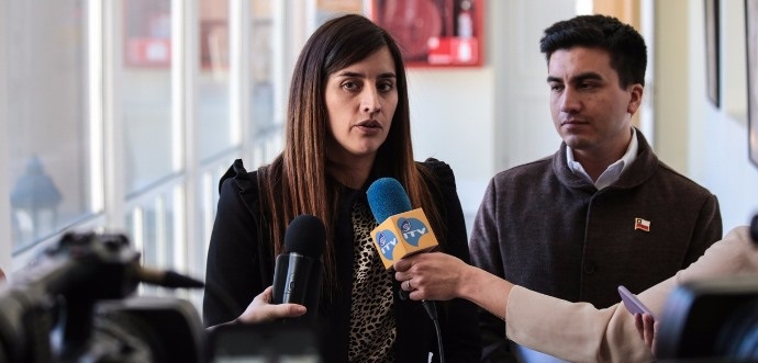 En Chile hay aproximadamente un millón y medio de personas consideradas pobres por la carencia de ingresos; pero alrededor de 3,6 millones de personas tienen otro tipo de carencias, siendo pobres desde un punto de vista multidimensional.