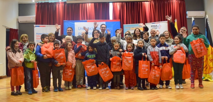 La mayoría son profesores jubilados que durante un año apoyan los hábitos de  estudio de los niños para mejorar su rendimiento escolar. 