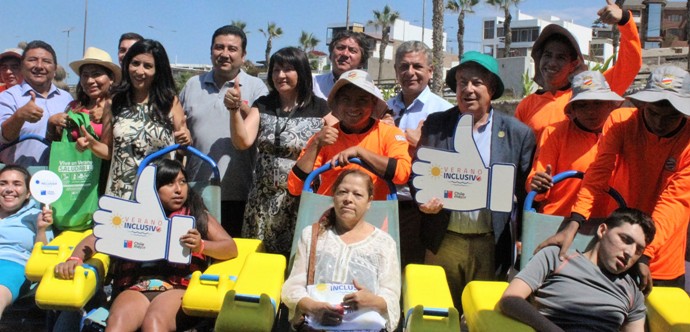 En La Lisera se dio inicio a la temporada de Playas Inclusivas, donde a través de sillas anfibias y guiados por monitores, las personas con movilidad reducida pueden ingresar y disfrutar del mar.