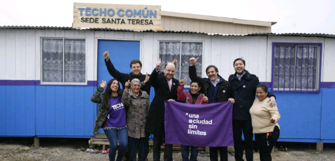 El secretario de Estado recibió el emblema violeta, que busca generar un movimiento por un país con integración social real, en el campamento Santa Teresa de San Bernardo.