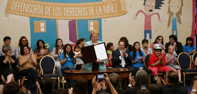 -	La Presidenta Michelle Bachelet firmó la ley que crea una institución encargada de difundir, promover y proteger los Derechos de Niñas, Niños y adolescentes, entrando en funciones en un periodo de 5 meses.