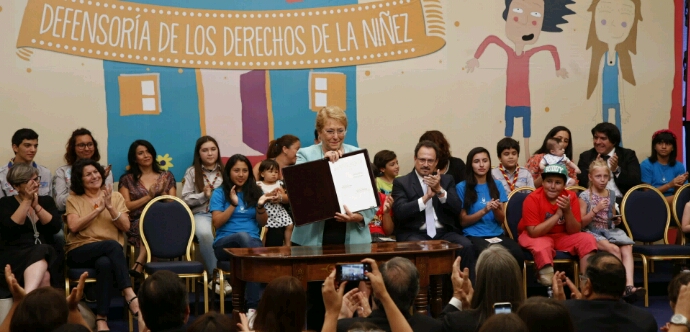 - La Presidenta Michelle Bachelet firmó la ley que crea una institución encargada de difundir, promover y proteger los Derechos de Niñas, Niños y adolescentes, entrando en funciones en un periodo de 5 meses.