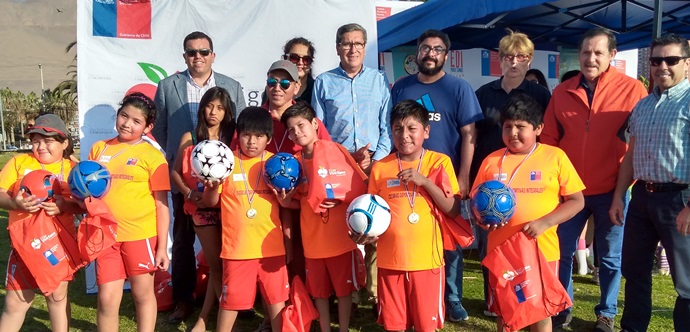 El Sistema Elige Vivir Sano en Comunidad del Ministerio de Desarrollo Social entregó 100 balones en la actividad “Cierre de escuelas deportivas del IND” en la región de Tarapacá.