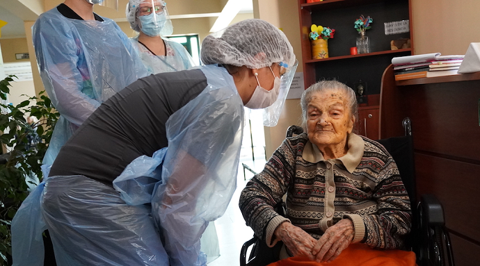 Con 104 años de edad, Amada Droguett del ELEAM Mario Muñoz Angulo de Cauquenes, forma parte de los 10 mil 575 personas mayores que ya fueron inoculadas durante los primeros dos días del proceso. 