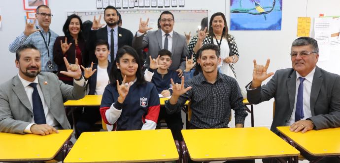 En el Liceo Mercedes Frittis, se llevó adelante el hito de difusión en el que se tomó el caso de José Carvajal, quien es co educador sordo y además un seleccionado nacional de fútbol en la comunidad sorda de Chile.