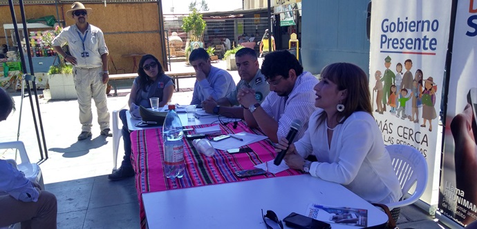 La Seremi de Desarrollo Social, Katherine Arce, participó en el diálogo ciudadano entregando orientación sobre programas ministeriales.