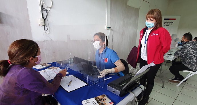 La información la entregó la seremi de Desarrollo Social y Familia, en un operativo realizado junto a la Gobernación de Iquique en el Terminal Agrosur, donde respondieron dudas sobre el Registro Social de Hogares e invitaron a la comunidad a postular al IFE en www.ingresodeemergencia.cl.