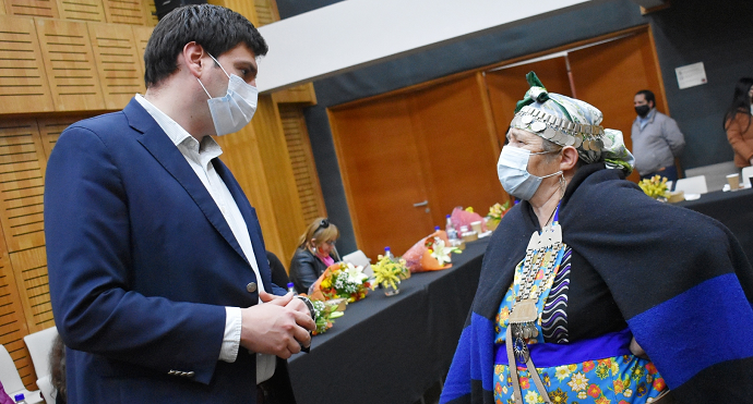 El seremi de Desarrollo Social y Familia, Felipe Valdovinos, presentó oficialmente al profesional que estará a cargo al Parlamento Indígena.