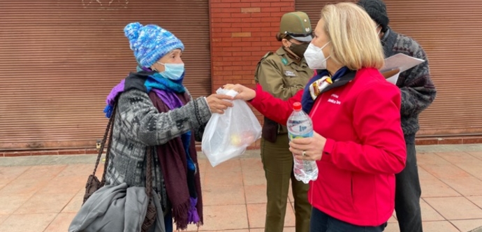 En la oportunidad, las personas en situación de calle recibieron alimentación, abrigo, kit sanitarios, y orientaciones fundamentales relacionadas con beneficios del Estado, bonos, campaña de vacunación contra el COVID, Influenza.    