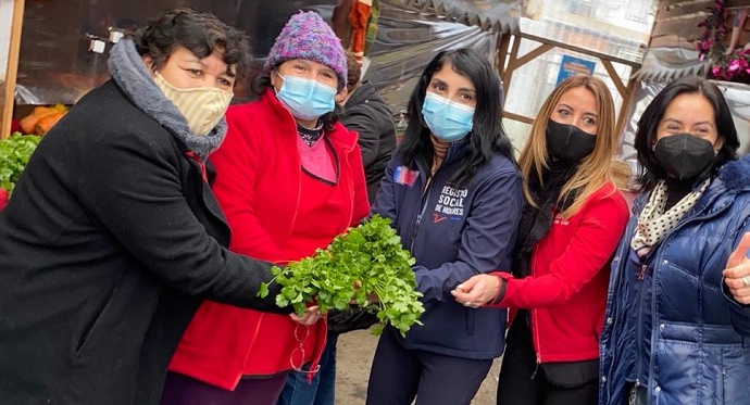 La Ministra de Desarrollo Social y Familia, Karla Rubilar, finalizó su agenda en Los Ríos en Río Bueno, donde entregó detalles del Bono Pyme. Además visitó a emprendedoras Fosis y entregó a adulto mayor una casa del Condominio de Vivienda Tutelada de esta comuna.