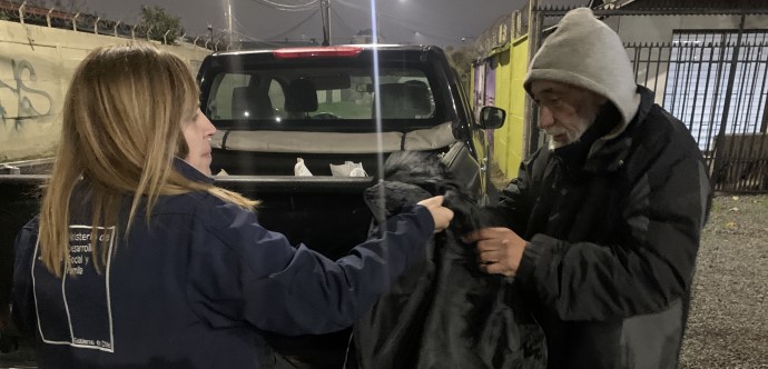 Este dispositivo del Ministerio de Desarrollo Social y Familia, busca proteger la vida de las personas en situación de calle ante el frío y la lluvia, a través de operativos móviles en las calles y la atención en albergues.
