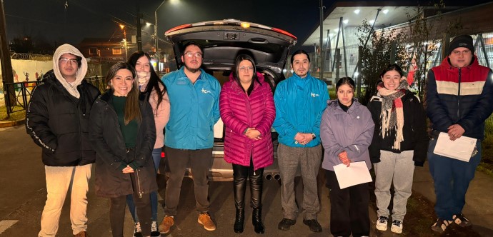 La autoridad de Gobierno, Mariela Huillipan, junto a los voluntarios y Hogar de Cristo, recorrieron los puntos calle en el turno de noche para entregar parte de lo recolectado en la campaña “Manos Unidas que Abrigan”.