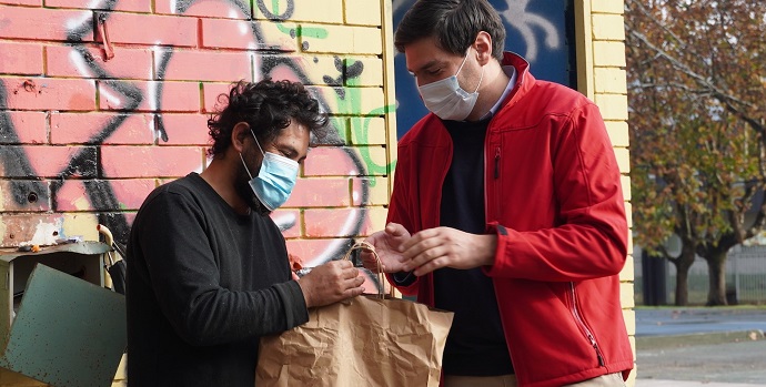El seremi de Desarrollo Social y Familia, Felipe Valdovinos, encabezó un recorrido junto a efectivos de Carabineros, institución a cargo de la ejecución de la iniciativa en las comunas de Talca y Curicó. Dentro de los próximos días comenzará a operar en Linares.