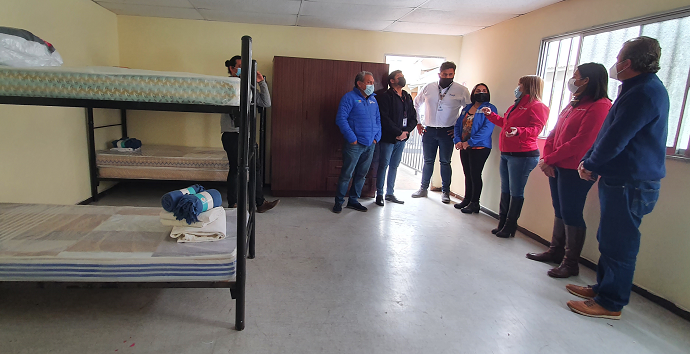 En el dispositivo, que es parte del Plan Protege del Ministerio de Desarrollo Social y Familia, se entrega alojamiento, alimentación, abrigo y atenciones de salud e higiene, las 24 horas del día y los siete días de la semana, con capacidad para 20 personas. 