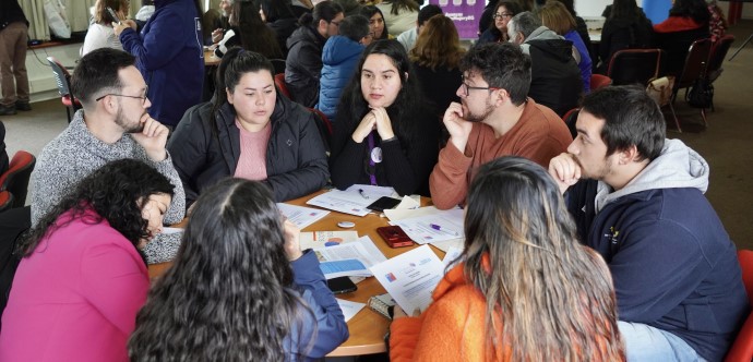 Se trata de personas que dedican su tiempo a labores de cuidado no remunerado proporcionando asistencia  a personas con discapacidad, dependencia funcional, moderada o severa, y/o con necesidades educativas especiales permanentes.