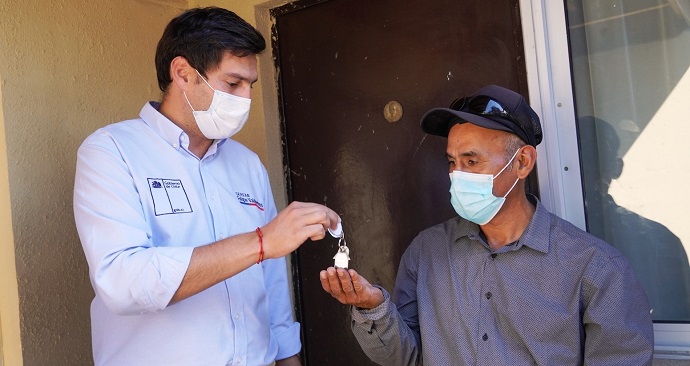 El seremi de Desarrollo Social y Familia, Felipe Valdovinos, comentó que además de tener un nuevo hogar, un equipo de profesionales seguirá trabajando con ellos con el objetivo de que la reinserción sea efectiva y definitiva.