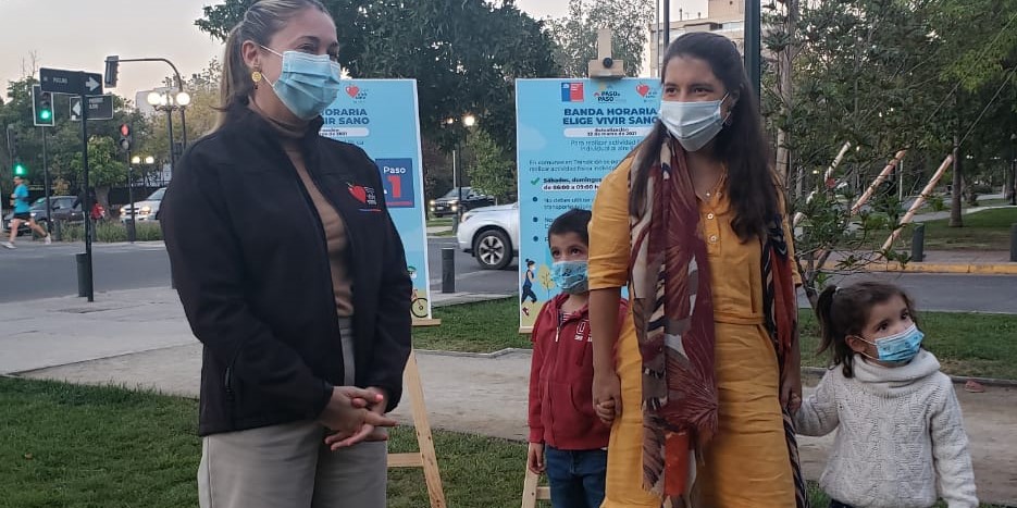 La secretaria ejecutiva de Elige Vivir Sano, Daniela Godoy, junto a la subsecretaria de la Niñez, Blanquita Honorato, explicaron el funcionamiento de este horario que se podrá utilizar entre 06:00 y 09:00 horas los fines de semanas y festivos en comunas en Cuarentena y Transición.