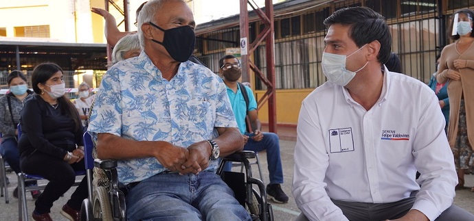 El seremi de Desarrollo Social y Familia, Felipe Valdovinos, junto a su par de Salud, Marlenne Durán, llegaron hasta un recinto dispuesto en la escuela Prosperidad a cargo del Cesfam Astaburuaga de Talca para supervisar la vacunación a personas con discapacidad.