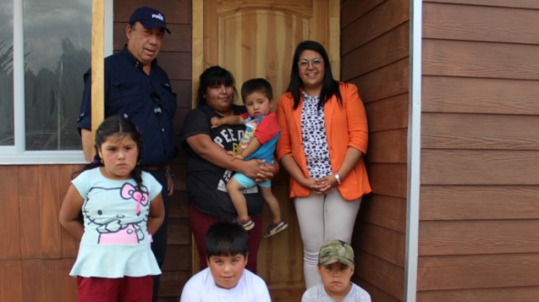 La seremi de la cartera en La Araucanía, Mariela Huillipan, junto al Alcalde Valentin Vidal, inspeccionaron la vivienda y entregaron las llaves a la usuaria del Programa Habitabilidad que, ejecuta el municipio con el apoyo técnico del Fosis.