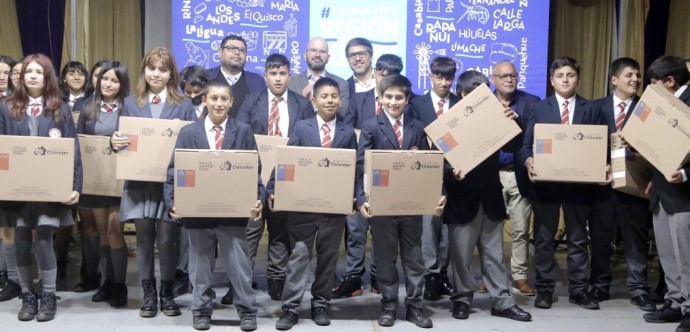 Ministro junto a estudiantes que recibieron computadores 