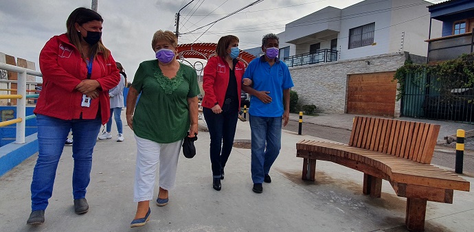 La seremi de Desarrollo Social y Familia, junto a la coordinadora regional de SENAMA, acompañaron a una pareja de personas mayores de Iquique en su paseo, recordando la invitación para utilizar esta banda horaria los lunes, jueves y sábados.