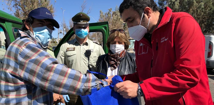 Operativo estará a cargo de Carabineros durante seis meses y consiste en la entrega de alimentos fríos, ropa de abrigo y kits sanitarios