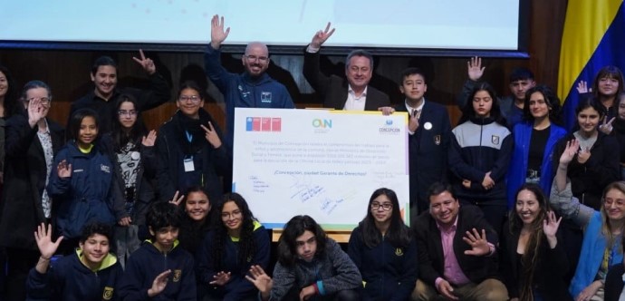 Junto a la Subsecretaria de la Niñez, Verónica Silva, y el alcalde de Concepción Álvaro Ortíz, el Ministro de Desarrollo Social y Familia, Giorgio Jackson firmó un convenio con el municipio para la creación de una Oficinal Local de la Niñez en la ciudad.