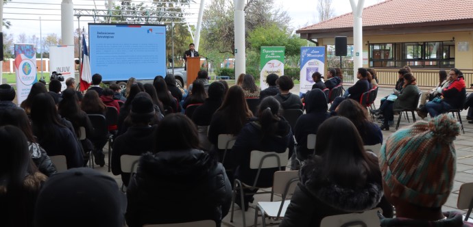 •	En el Liceo Municipal de la comuna, y ante la presencia de autoridades locales y la comunidad estudiantil, se dio cuenta de la gestión realizada durante 2022.