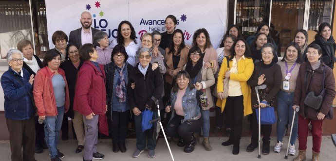 Ministro Jackson con vecinas de Lo Espejo