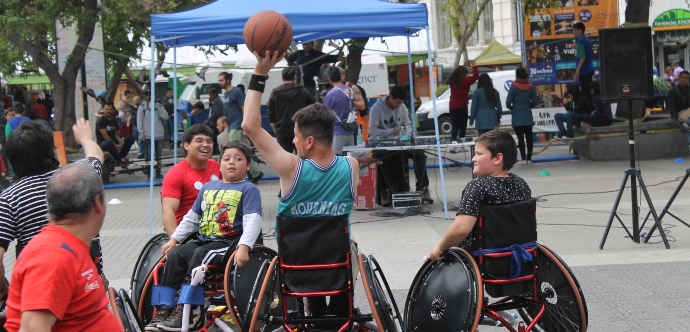 Iniciativa organizada en conjunto por Senadis, la seremi de Desarrollo Social, el municipio de Valparaíso y la UVM, contó con muestras de rugby y básquetbol en silla de ruedas, fútbol siete y bochas. 