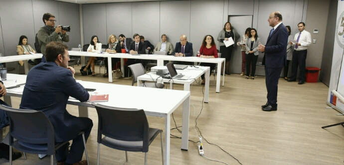 En la reunión de trabajo también estuvieron presentes los subsecretarios de la cartera: Sebastián Villarreal, Alejandra Candia y Carol Bown.